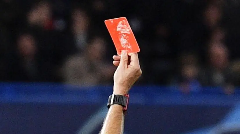 I giocatori avranno sul viso un segno rosso, dello stesso colore del cartellino usato per espellere i giocatori - Foto © www.giornaledibrescia.it