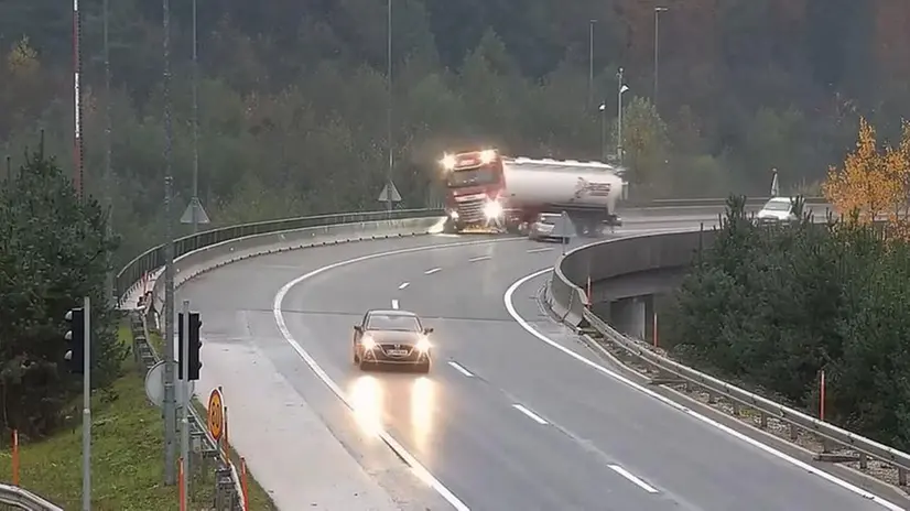 Slovenia, l'incidente immortalato nel video: il tir precipita nel vuoto