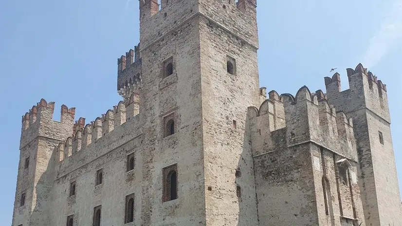 Imponente. Il castello di Sirmione finalmente libero dai ponteggi che lo circondavano