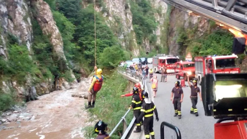Il recupero dei pescatori sul fiume Oglio