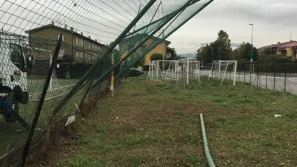 Il campo sportivo, la recinzione danneggiata dal maltempo del 12 agosto - Foto © www.giornaledibrescia.it
