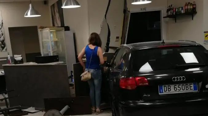 Sbaglia marcia ed entra in piadineria con l'auto