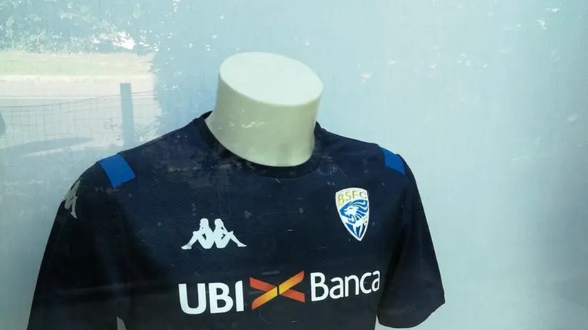 Maglietta blu. Allo store