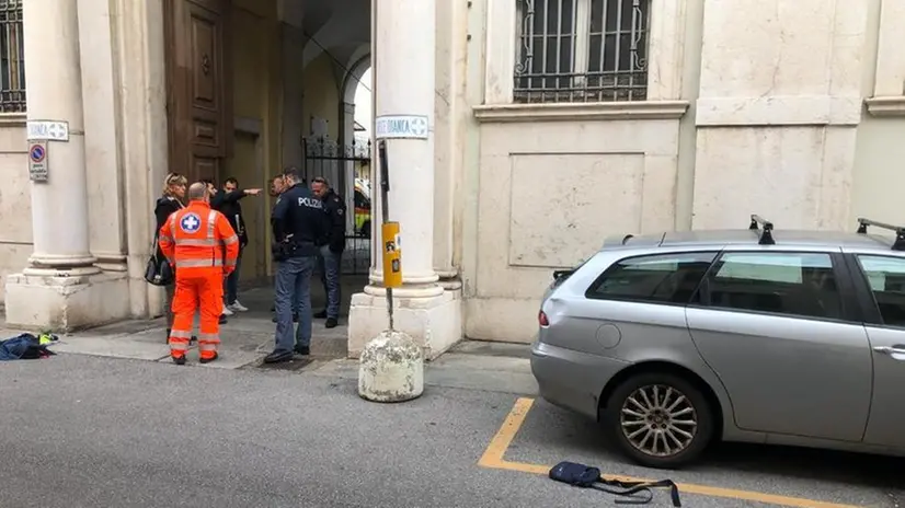 L'ingresso di Palazzo Gaifami, sede della Croce Bianca: personale dell'associazione e della Polizia nel punto in cui è precipitato l'uomo - Foto Gabriele Strada /Neg © www.giornaledibrescia.it