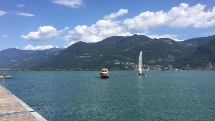Il recupero del corpo del turista olandese annegato nel Sebino