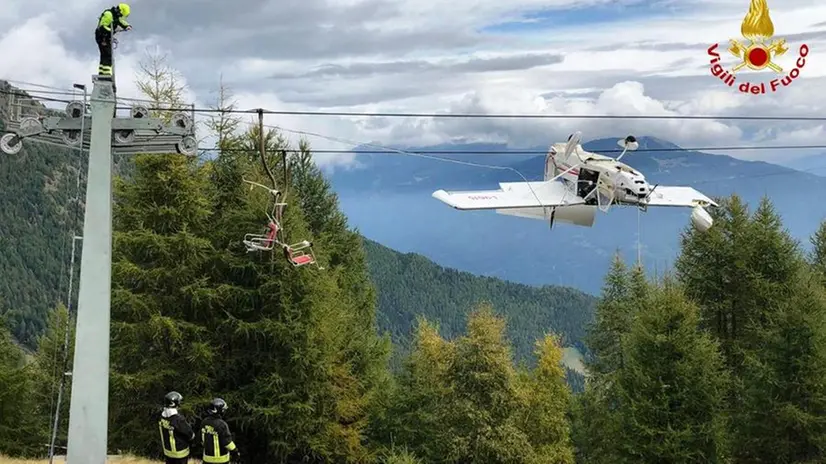 L'ultraleggero rimasto impigliato fra i cavi della seggiovia in Valtellina - Foto dei Vigili del Fuoco © www.giornaledibrescia.it