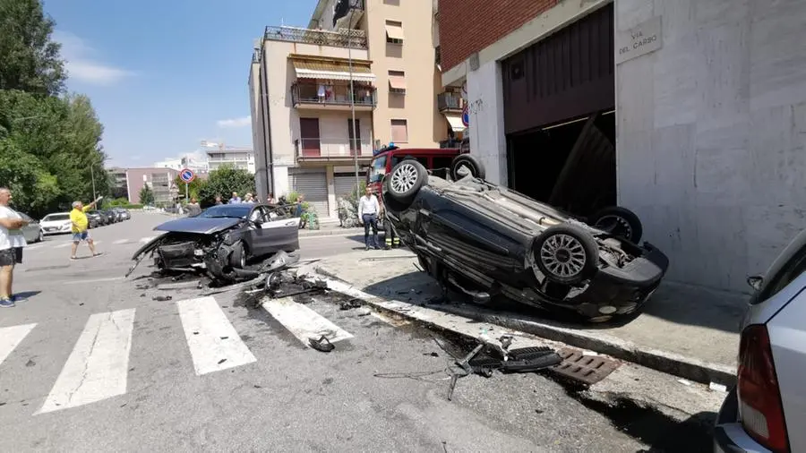 Lo schianto all'incrocio tra via del Carso e via Bissolati in città