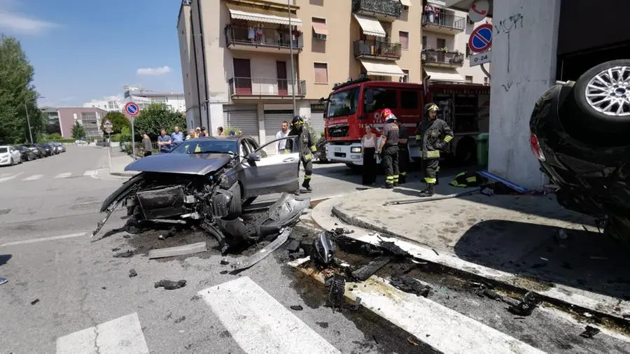 Lo schianto all'incrocio tra via del Carso e via Bissolati in città