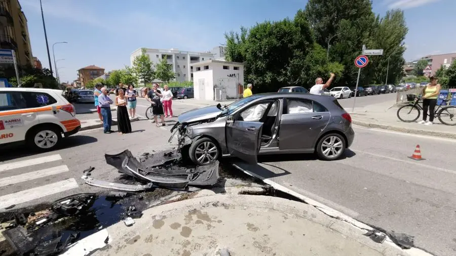 Lo schianto all'incrocio tra via del Carso e via Bissolati in città