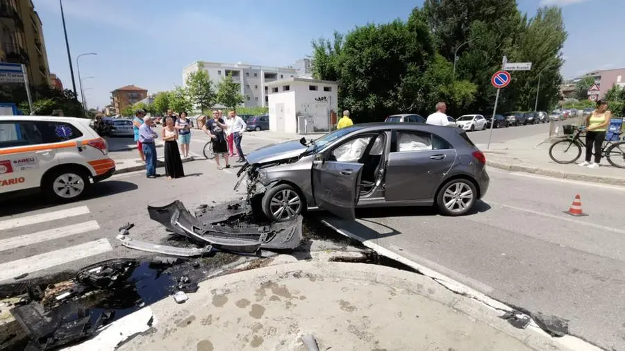 Lo schianto all'incrocio tra via del Carso e via Bissolati in città