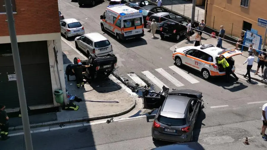 Lo schianto all'incrocio tra via del Carso e via Bissolati in città
