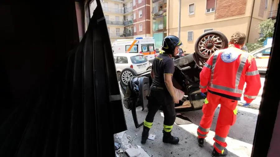 Lo schianto all'incrocio tra via del Carso e via Bissolati in città