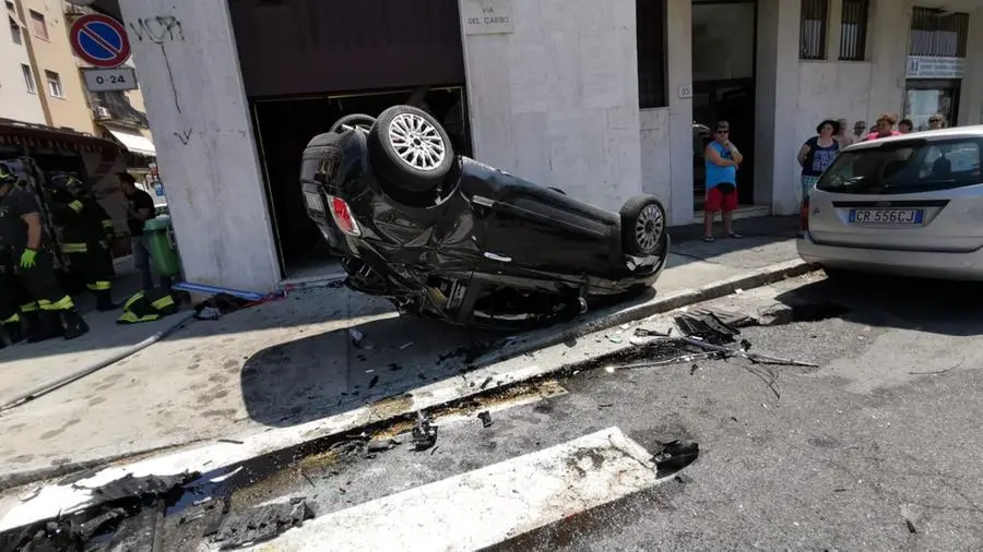 Lo schianto all'incrocio tra via del Carso e via Bissolati in città