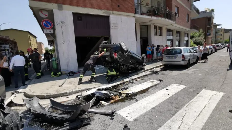 Lo schianto all'incrocio tra via del Carso e via Bissolati in città