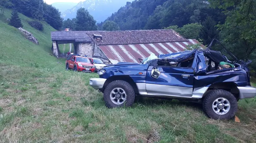Nella scarpata con l'auto