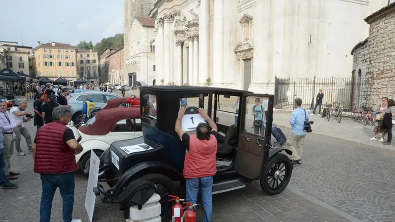 La punzonatura della Mille Miglia Green