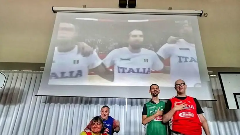 I RAGAZZI DEL CENTRO «IL VOMERE» DURANTE ITALIA-SERBIA