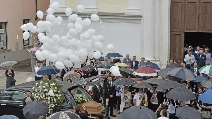 Addio a Jennifer, nel cielo di Castrezzato colombe e palloncini bianchi
