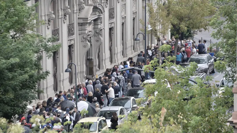 Tifosi con gli ombrelli in coda per i biglietti