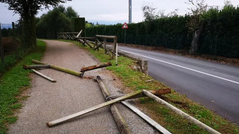 Vandali a San Felice: così è stata ridotta la staccionata in legno che delimitava la pista ciclabile - © www.giornaledibrescia.it