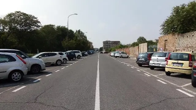 I furti. Finestrini delle auto rotti in via Sardegna