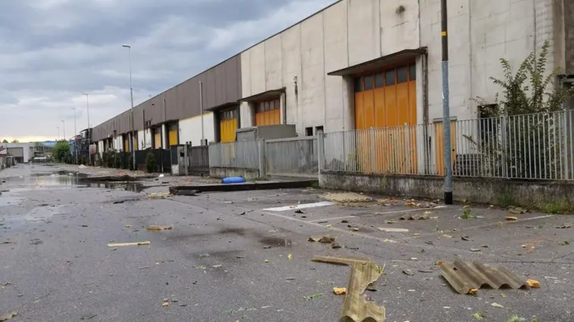 Via Lana a Flero dopo il passaggio della bufera di qualche settimana fa