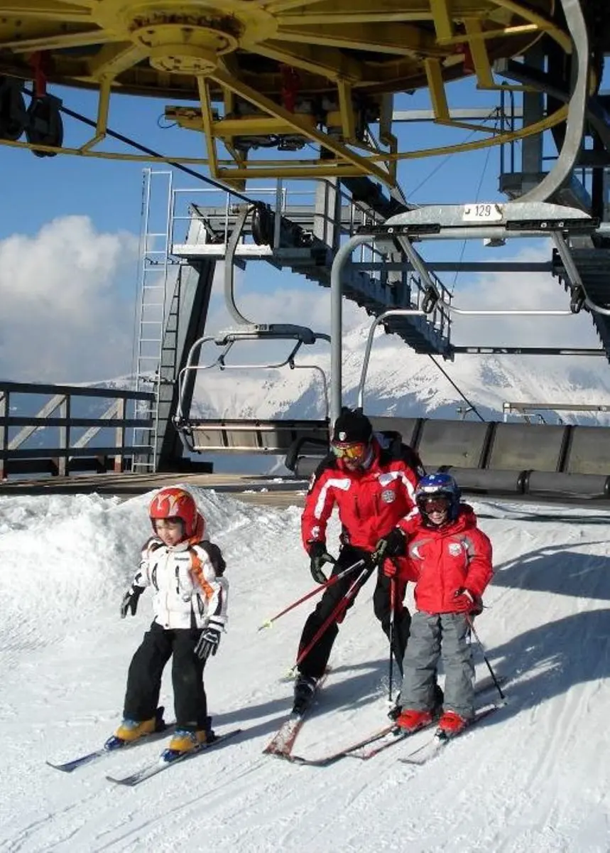 Barzio, giovani con lo skipass gratis Tante famiglie e c'è chi si porta il  gatto - Cronaca