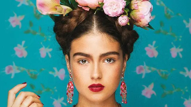Un esempio di bellezza femminile che si ispira a Frida Kahlo