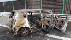 La carcassa dell'auto andata a fuoco - Foto © www.giornaledibrescia.it