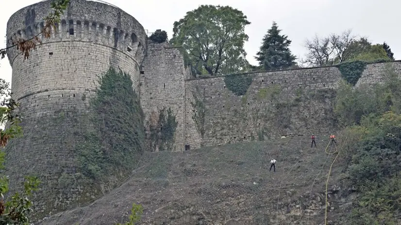 Gli interventi di sistemazione delle mura in Castello - Foto Pierre Putelli/Neg © www.giornaledibrescia.it