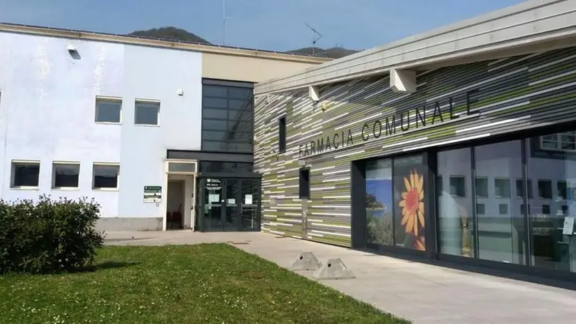 L’ingresso agli ambulatori si trova accanto alla farmacia comunale - © www.giornaledibrescia.it