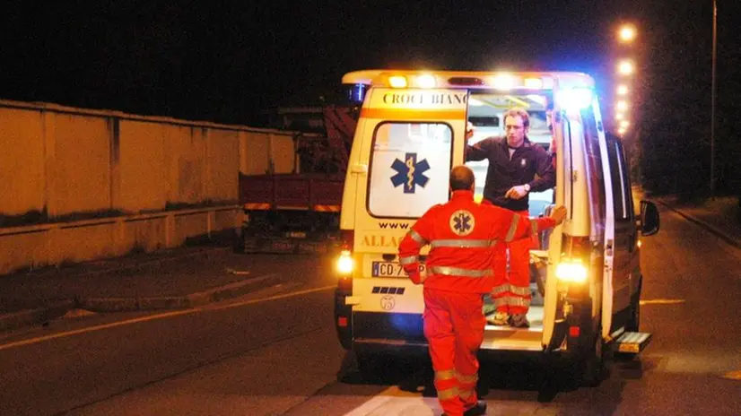 Un'ambulanza durante un intervento - © www.giornaledibrescia.it