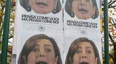 I manifesti affissi a Chiari - Foto © www.giornaledibrescia.it