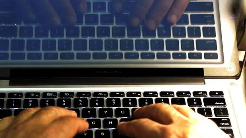 Un utente alla tastiera: cosa si cela sotto il web di superficie? - © www.giornaledibrescia.it