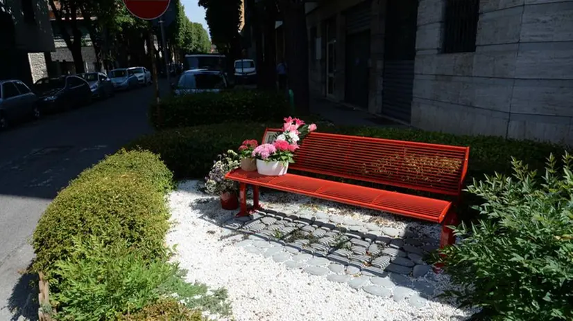 Fiori sulla panchina dedicata a Manuela Bailo