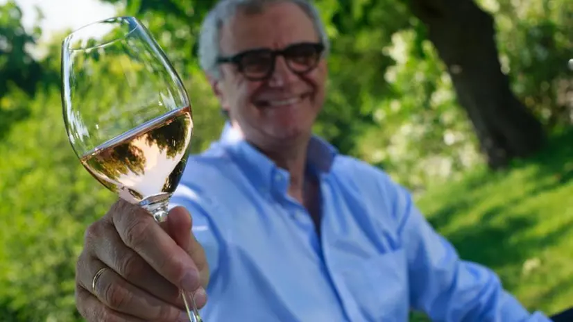 Mattia Vezzola con un bicchiere di rosé