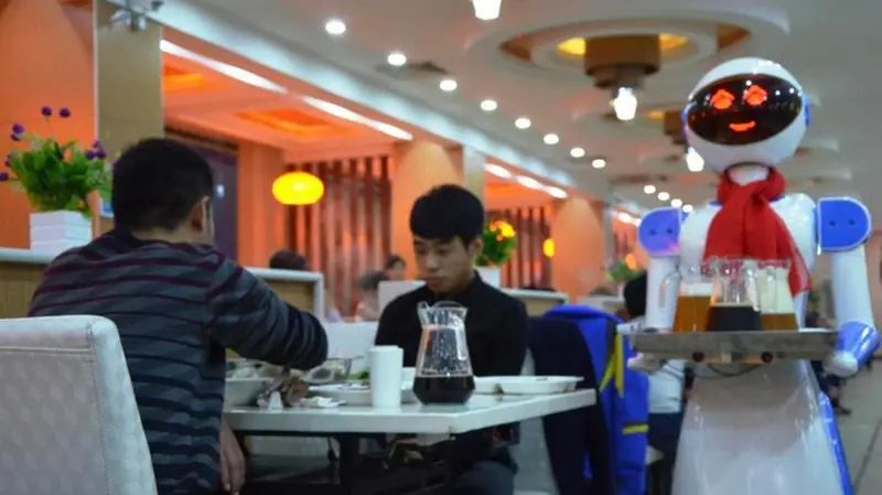 I camerieri-robot da anni sono un'attrazione turistica, e non solo, in Cina e Giappone