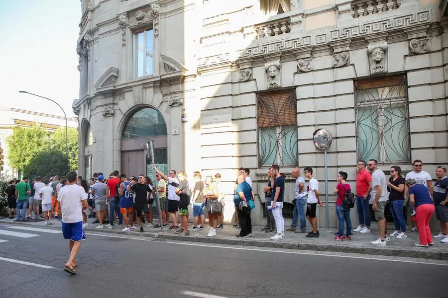 Centinaia in coda fuori dallo store del Brescia Calcio