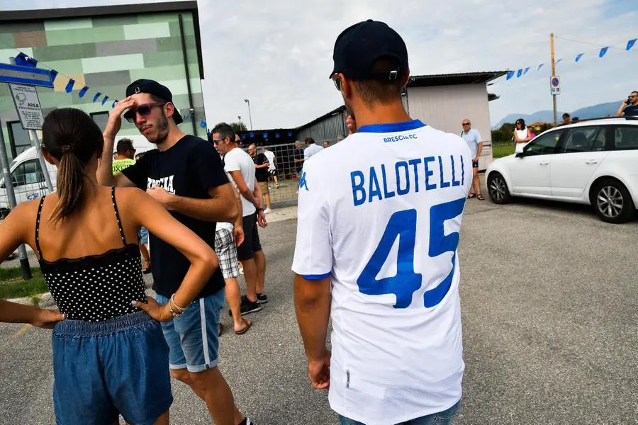 Il primo allenamento di Balotelli con il Brescia Calcio