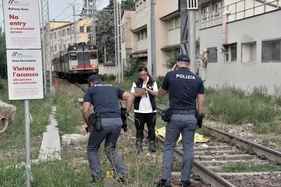 Una donna ha perso la vita sui binari in via Cremona
