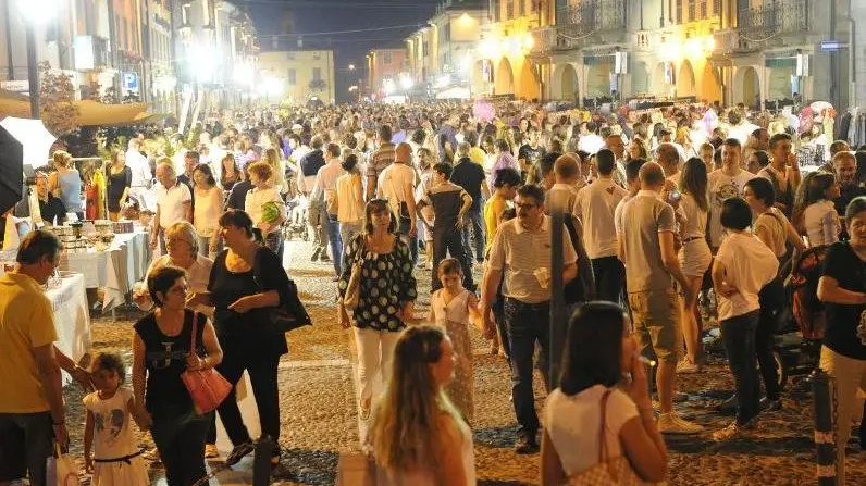 Bagno di folla lo scorso anno in occasione della Festa dei saldi di Orzinuovi - © www.giornaledibrescia.it