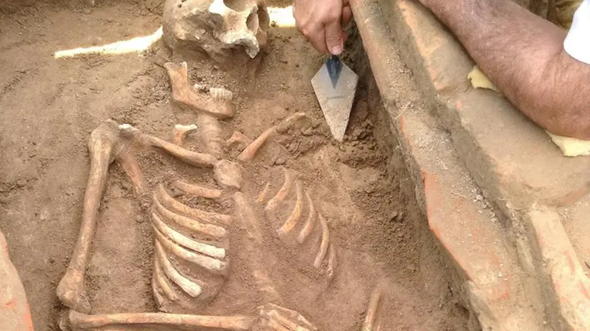 Lo scheletro della tomba n.3 privo dei femori e col cranio rotto - © www.giornaledibrescia.it