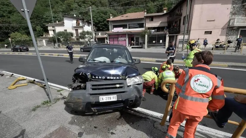 Concesio, auto fuori strada per malore: traffico bloccato
