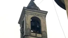 Il campanile di Villachiara: in alto la croce rimasta appesa - © www.giornaledibrescia.it
