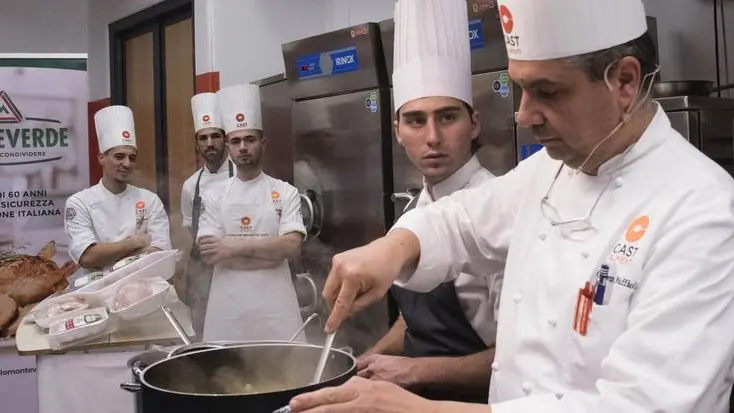 Beppe Maffioli ha preparato il risotto mantecato con oro di Navelli e ostriche di pollo