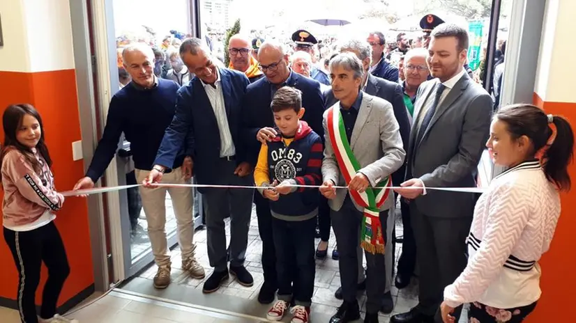 Il taglio del nastro della scuola di Ponte Caffaro - © www.giornaledibrescia.it