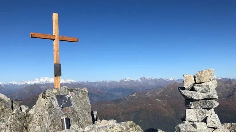 La croce posizionata sulla cima dell’Aviolo -  © www.giornaledibrescia.it