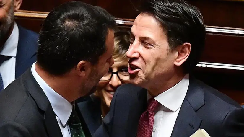 Salvini e Conte in Senato - Foto Ansa/Ettore Ferrari © www.giornaledibrescia.it