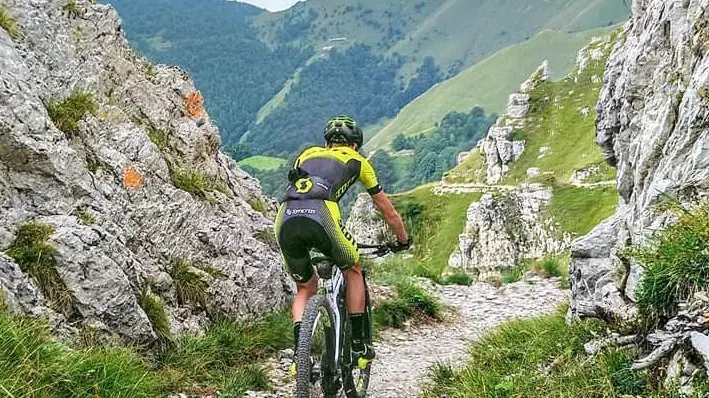 Adrenalina Il tracciato passa sui crinali tra la Valtrompia e la Valsabbia, fra rocce e poi giù di nuovo nei boschi