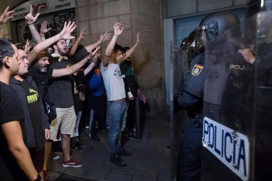 Momenti di forte tensione all'aeroporto di Barcellona e per le strade della città